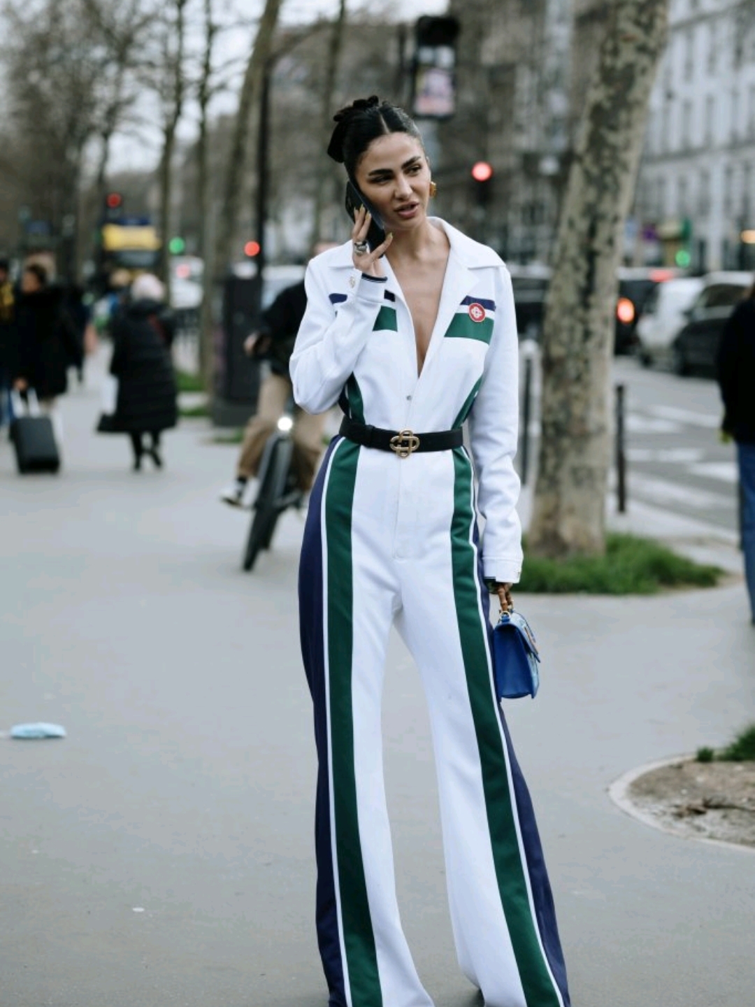 2024秋冬街拍时尚之第二十二发 白色连体裤:连体裤的干练利落中,白色