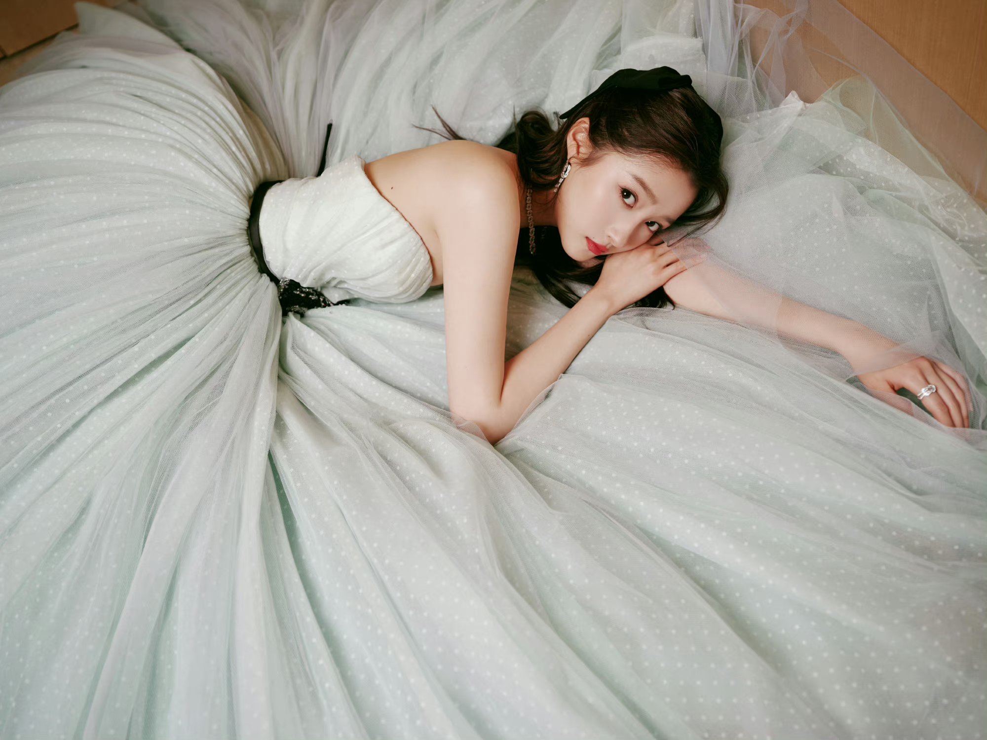 关晓彤的裙装气质清新.