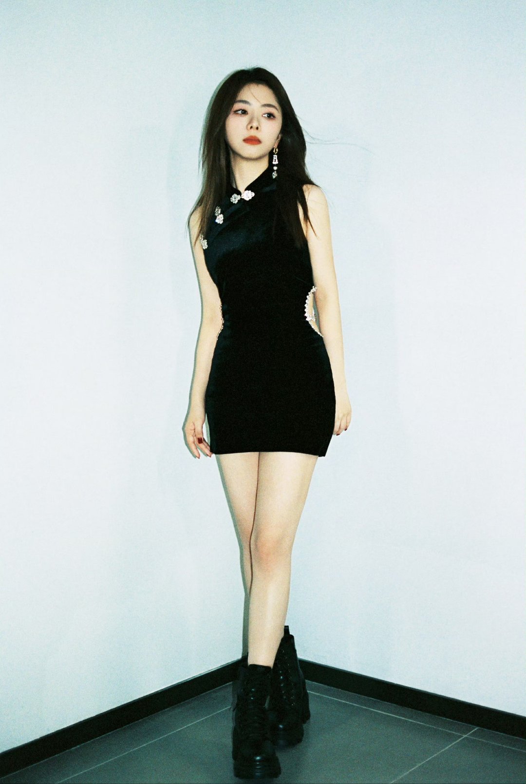 "谭松韵今日份的时尚穿搭,黑色连衣裙搭配马丁靴,酷帅有型,站在洁白