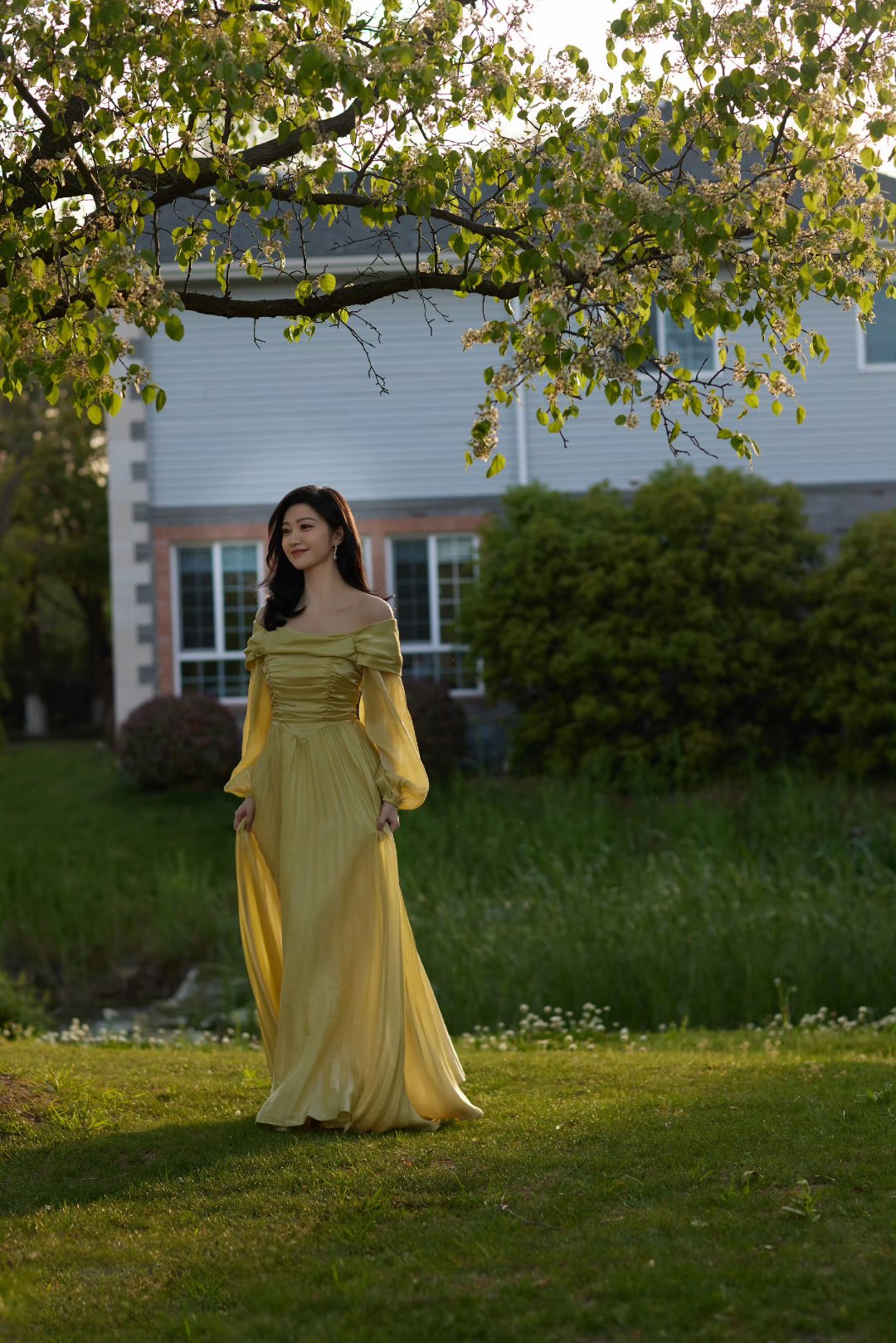 景甜的一字肩连衣裙优雅也时尚