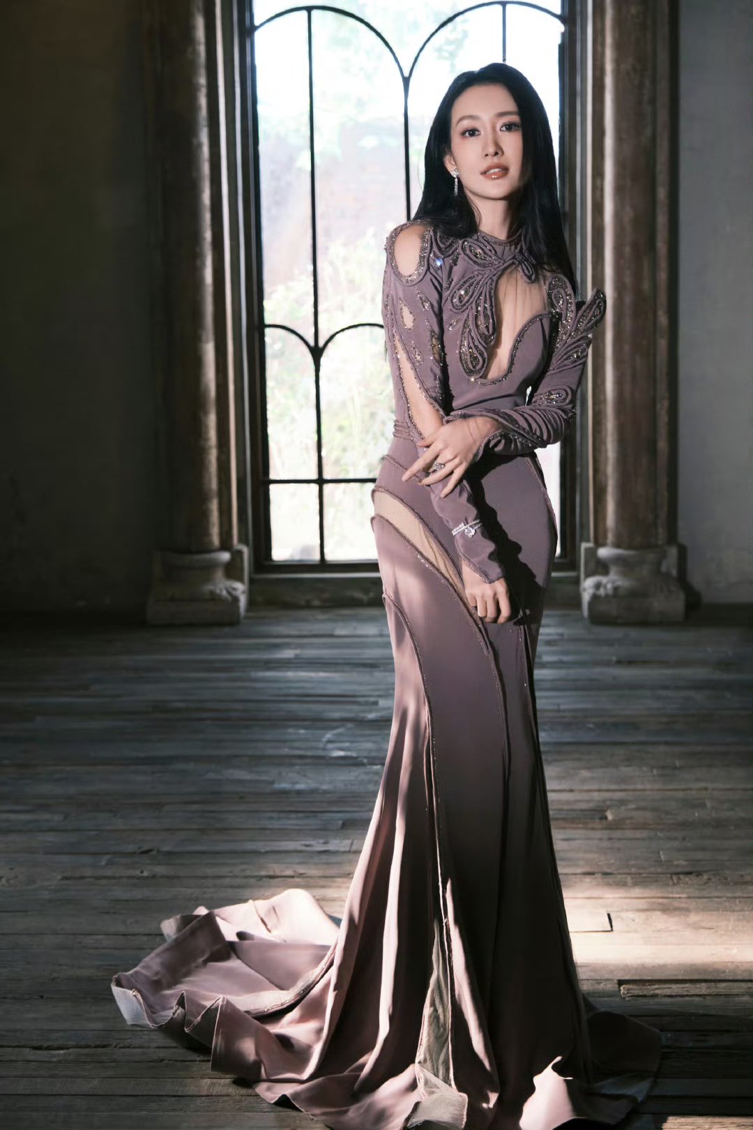 王鸥的裙装细节更为时髦. 1