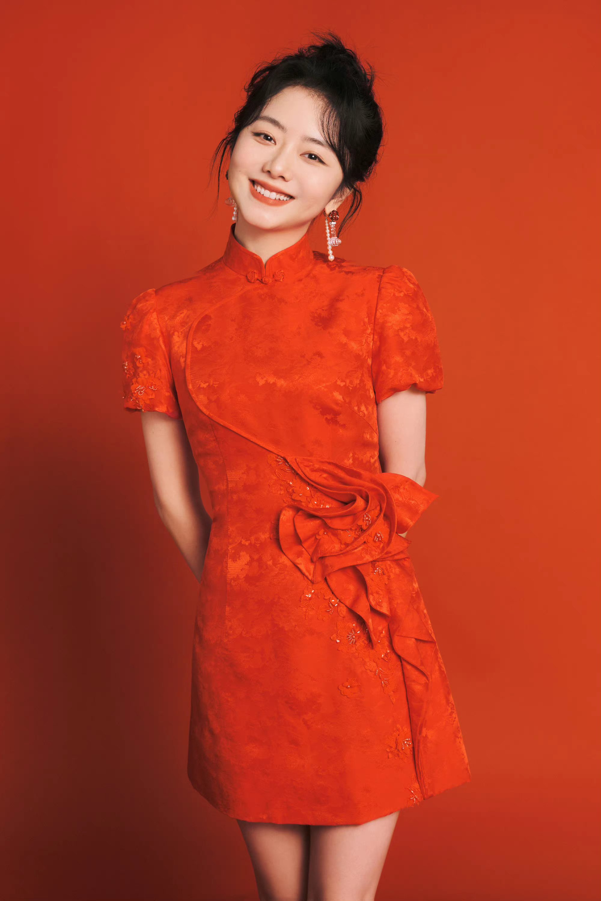 谭松韵的穿搭褶皱部分增加设计感.