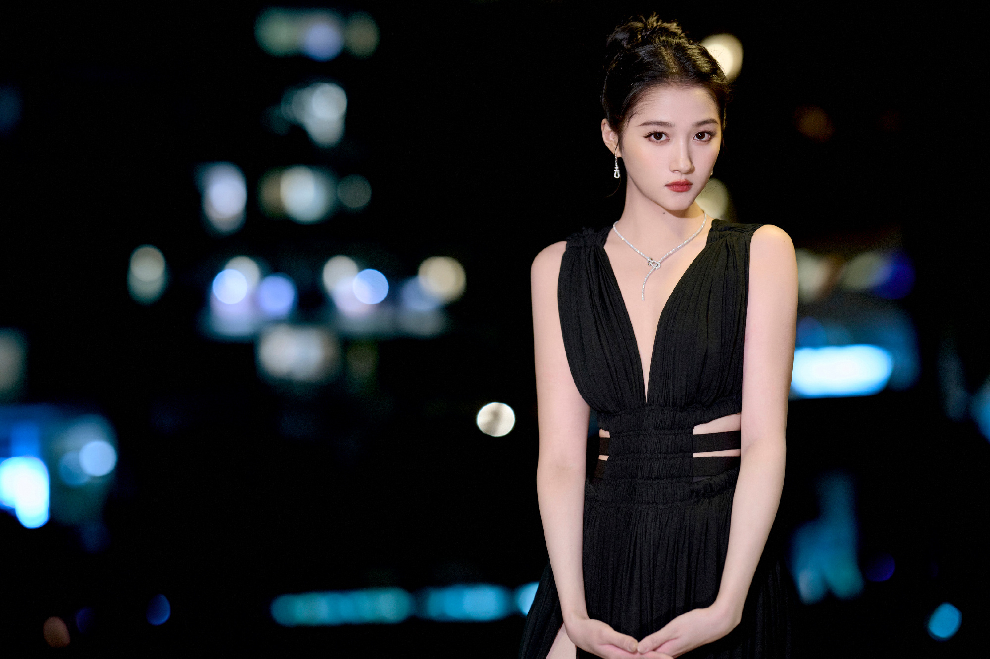 关晓彤黑色开叉裙装. 1.