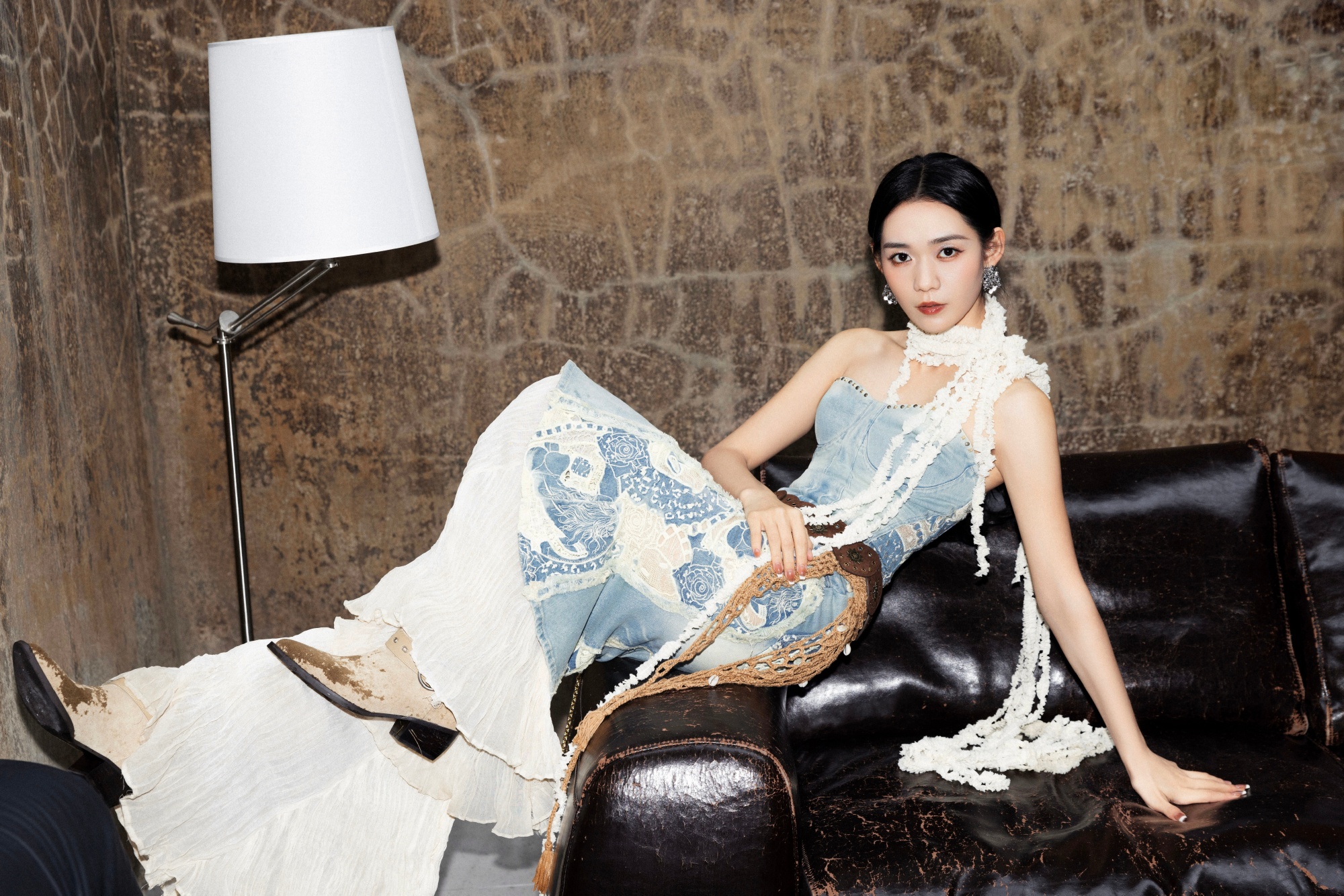 段奥娟坐在沙发上,手拿羽毛扇,轻摇慢摆,好似古代美人穿越而来