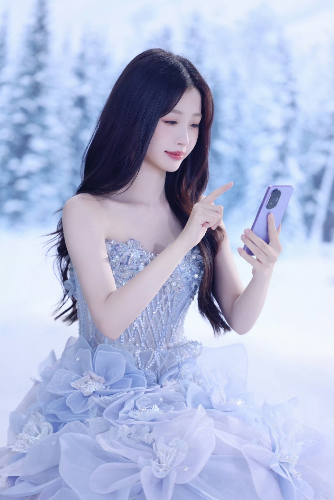 虞书欣的抹胸裙装浪漫优雅. 1