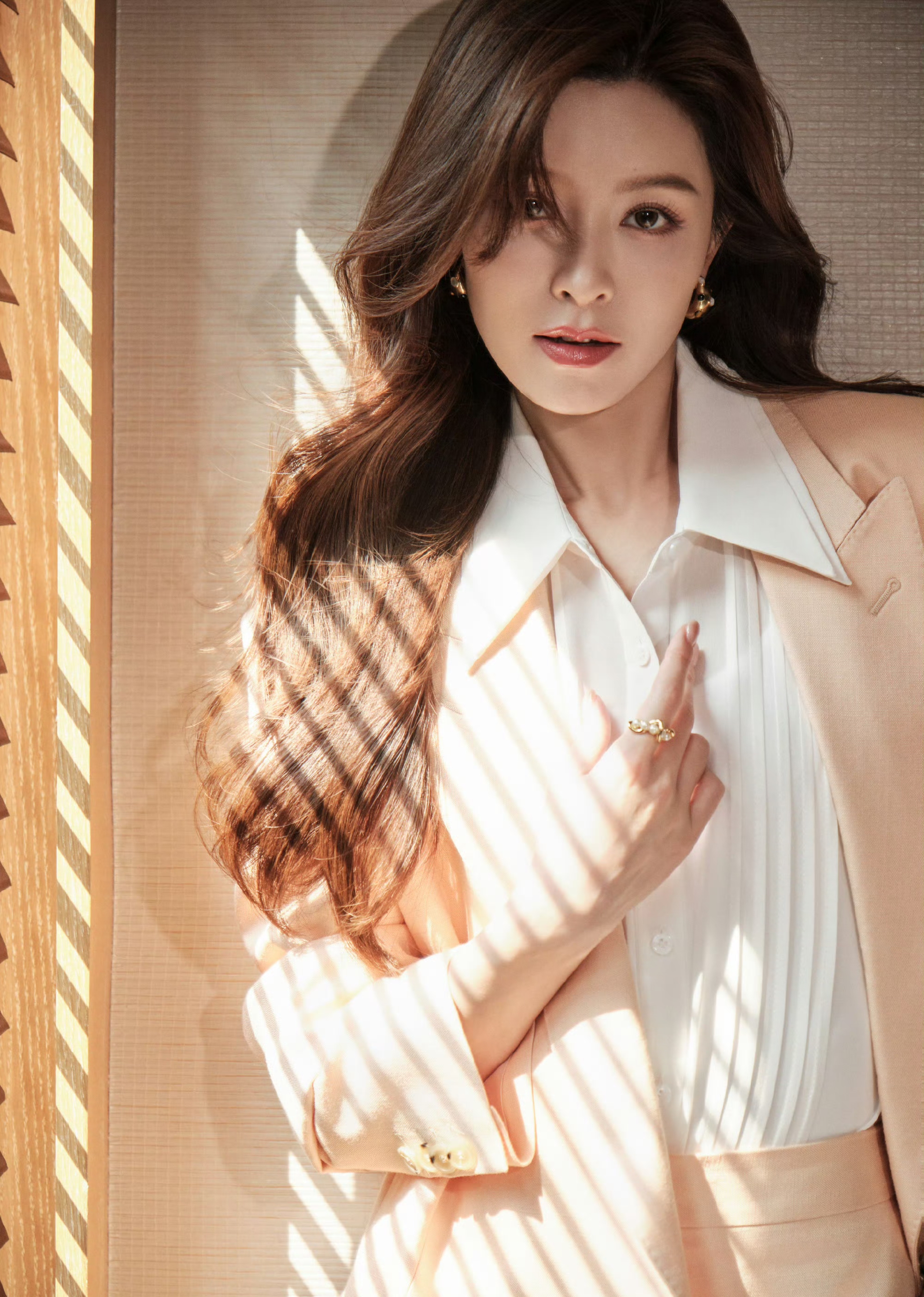 文咏珊的浅色西服,利落也温柔.