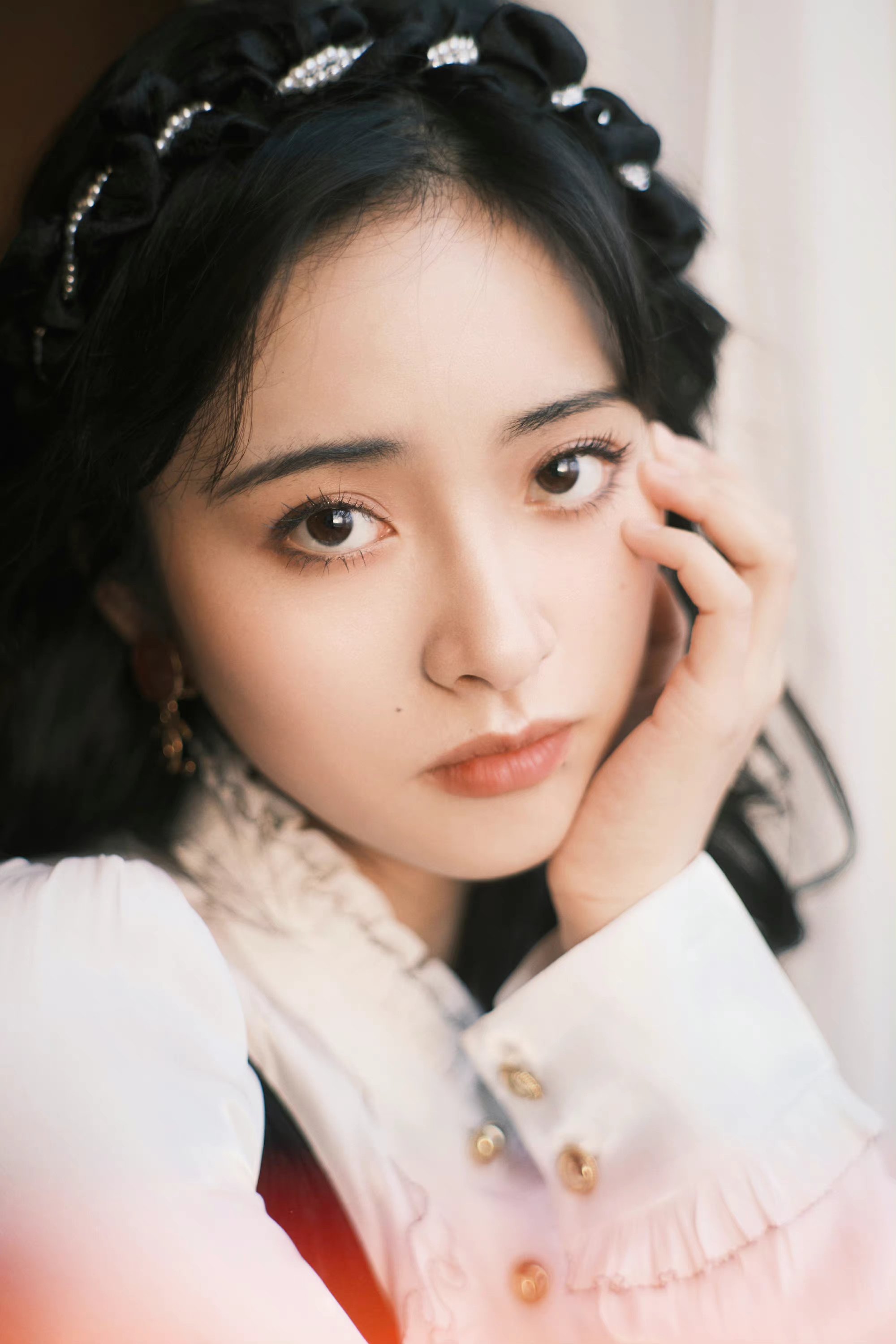 沈月的穿搭黑白冲击也有层次.