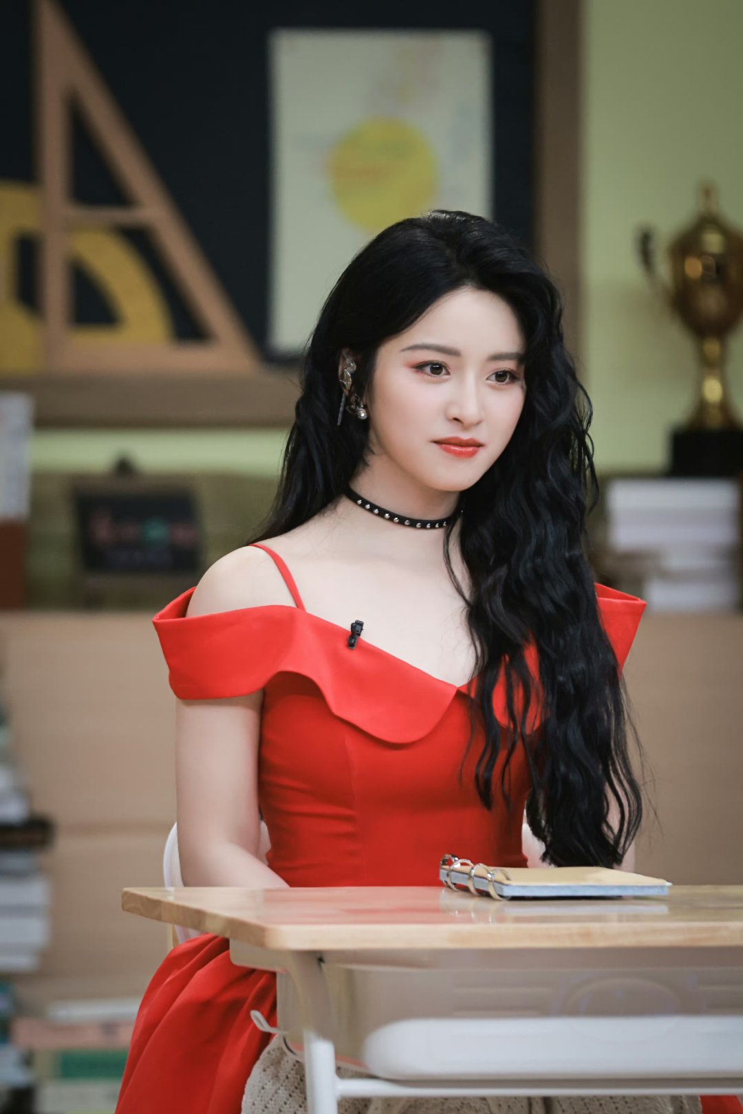 沈月的红色吊带裙,好看时髦. 1