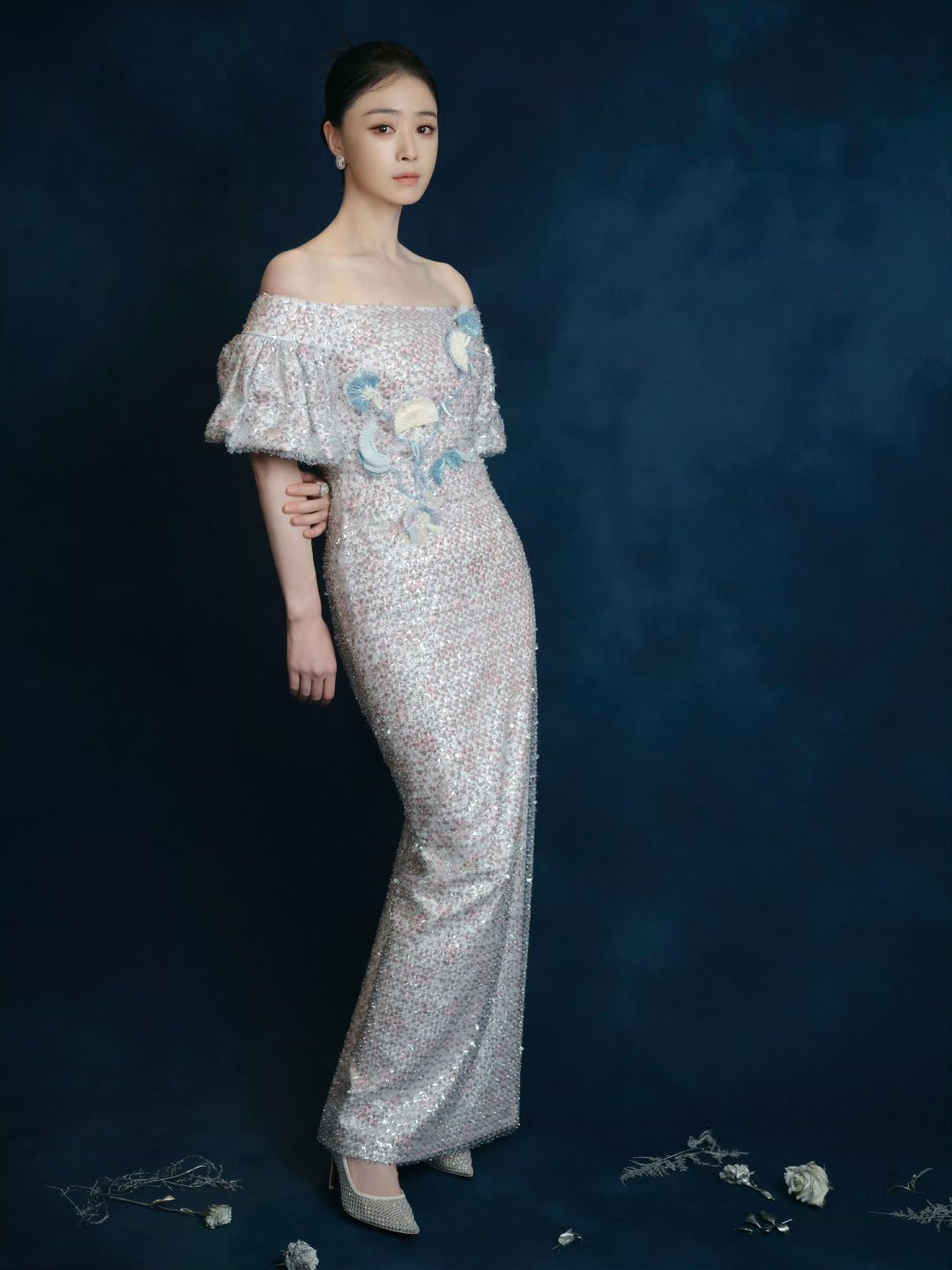 还在纹理中更多质感,还有图案元素多了细节亮点,在一字肩,泡泡袖等