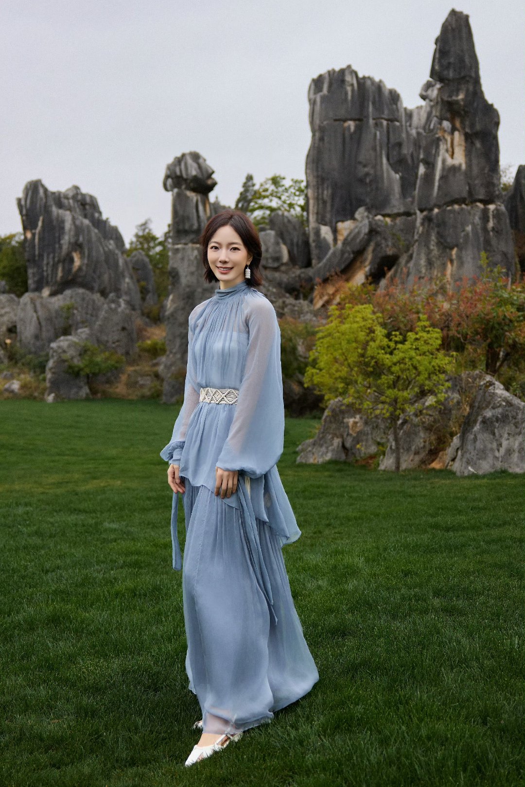 王珞丹的裙装清新优雅