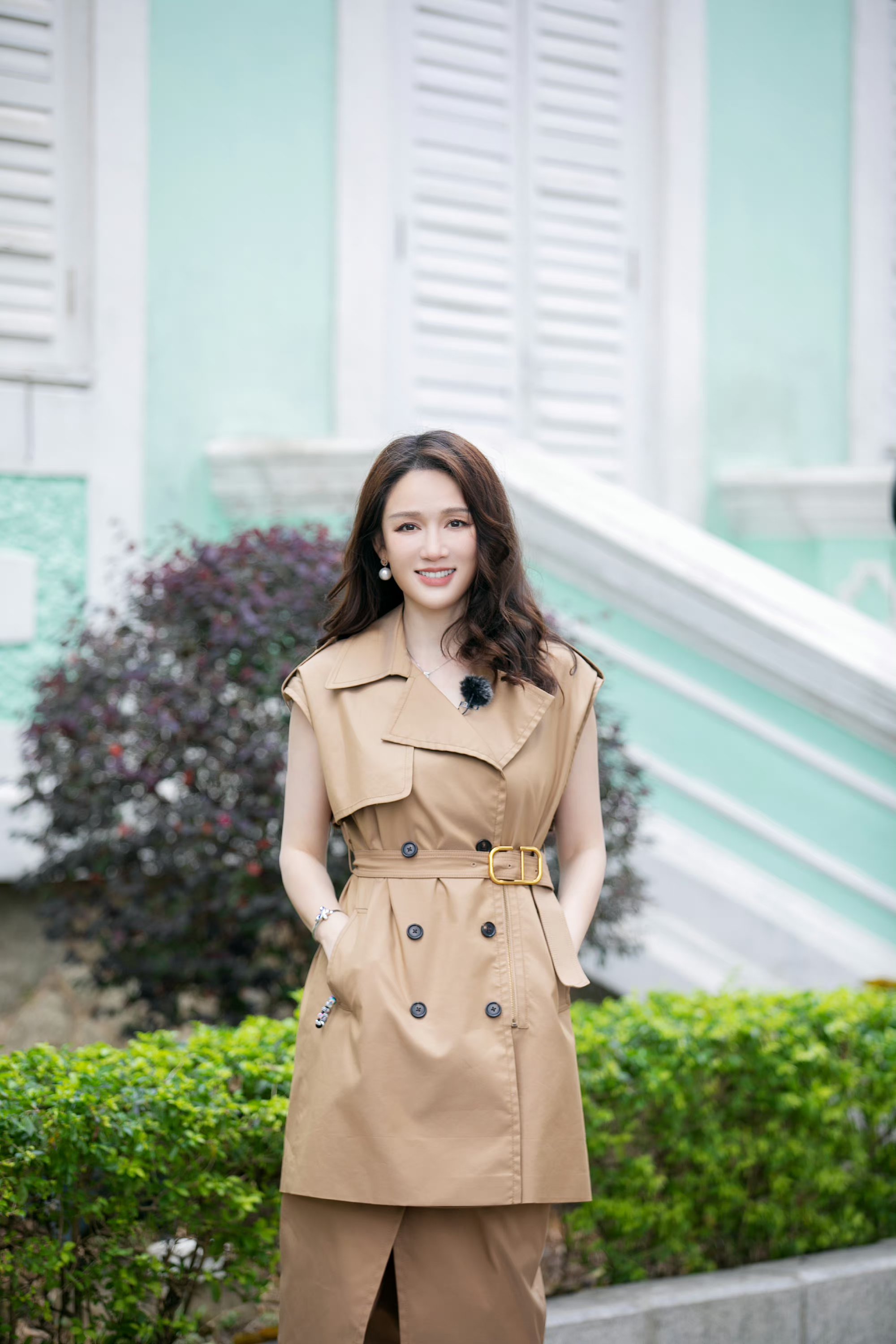 陈乔恩的利落简约穿搭. 这套浅棕色的卡其色颜色在服装上多了一些简约