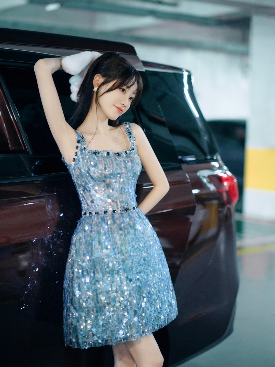 祝绪丹身着一袭蓝色连衣裙,轻盈飘逸,如同晨曦中绽放的蓝莲花,清新而