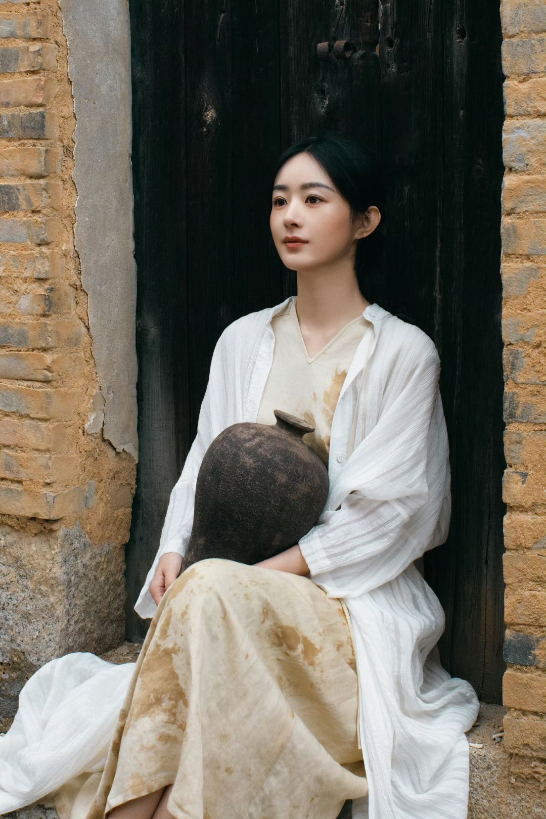 赵丽颖的穿搭层次也有几分休闲