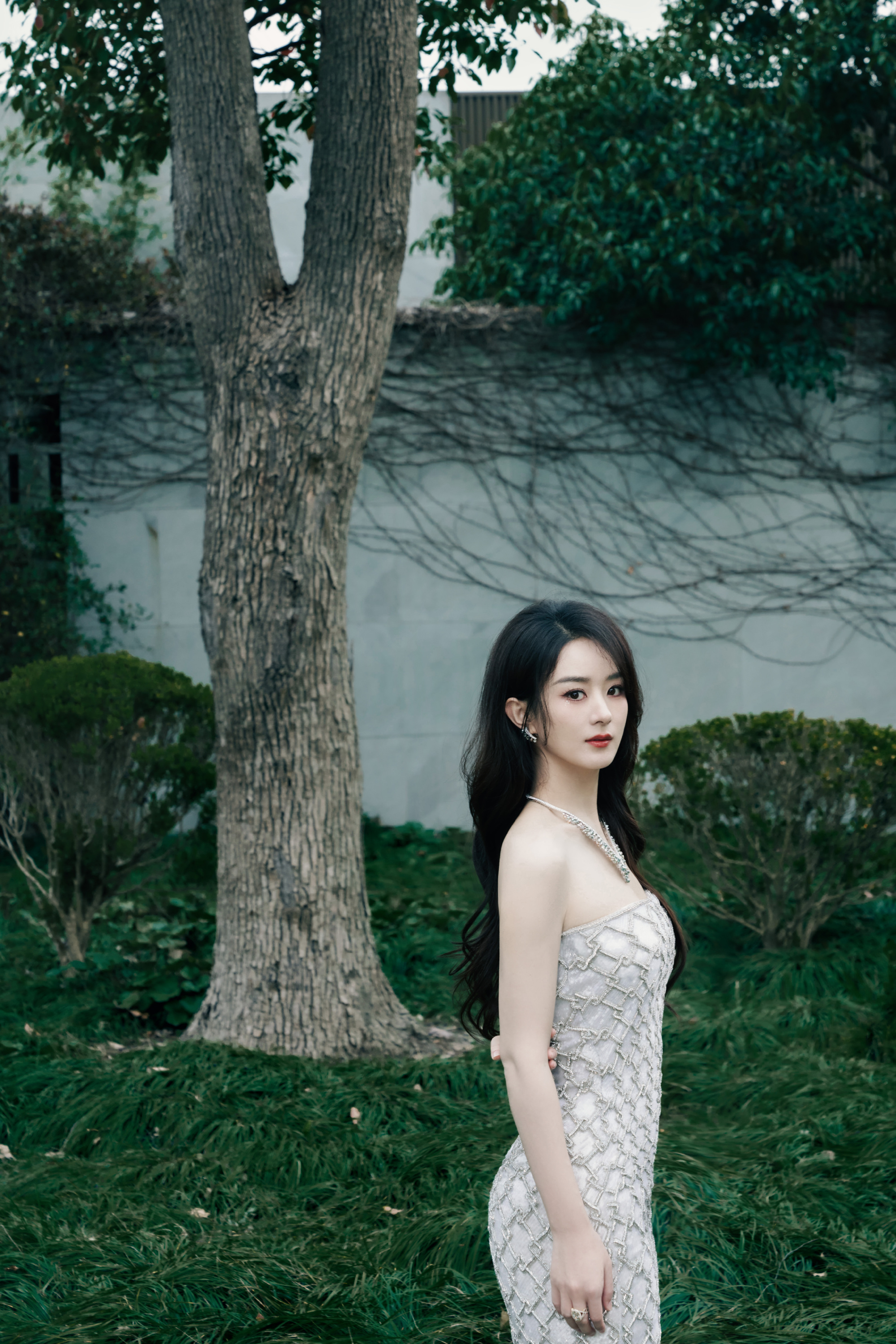 赵丽颖这套抹胸裙装,镂空花纹更多层次时尚.