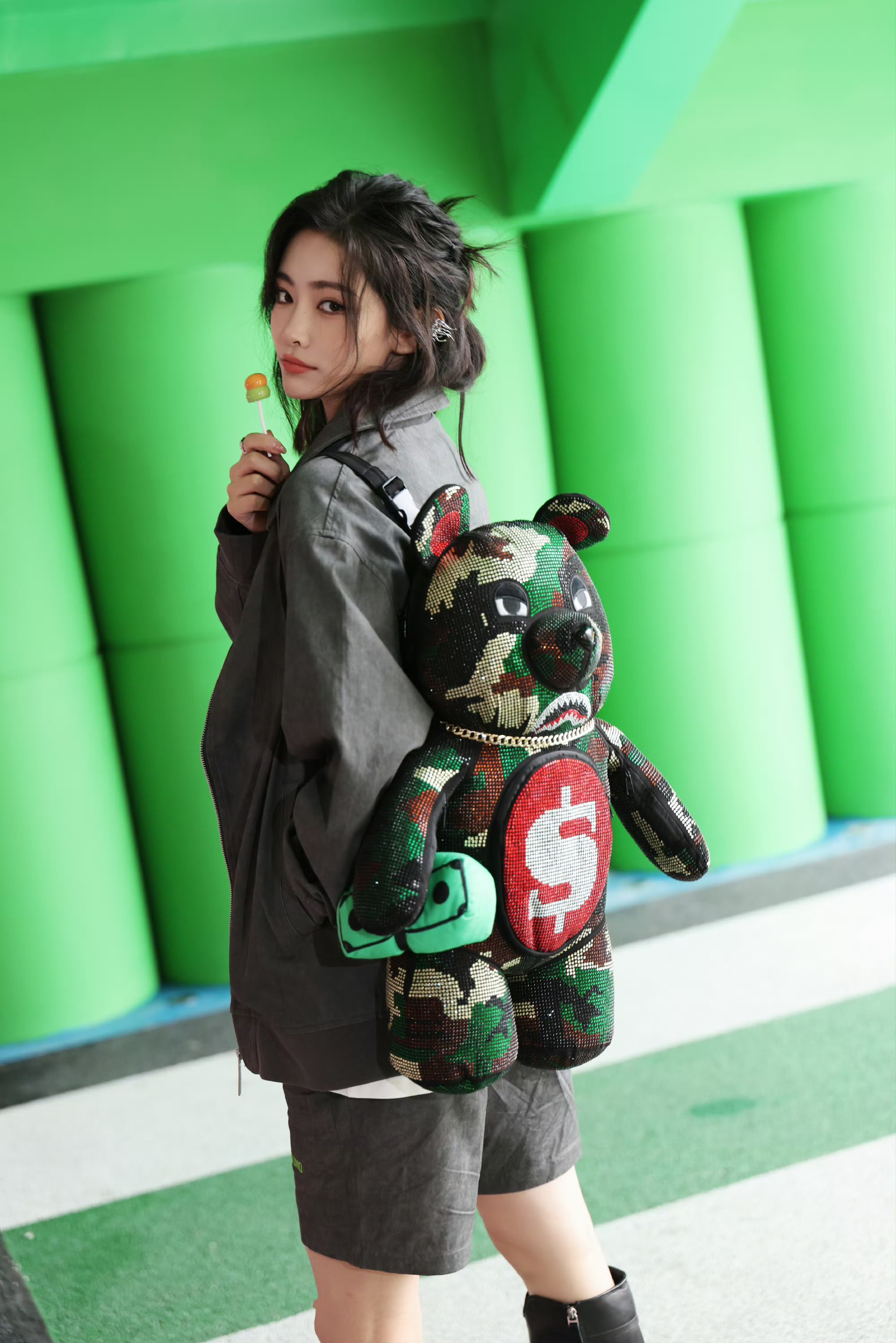 许佳琪的这套穿搭,休闲也有几分街头酷飒.