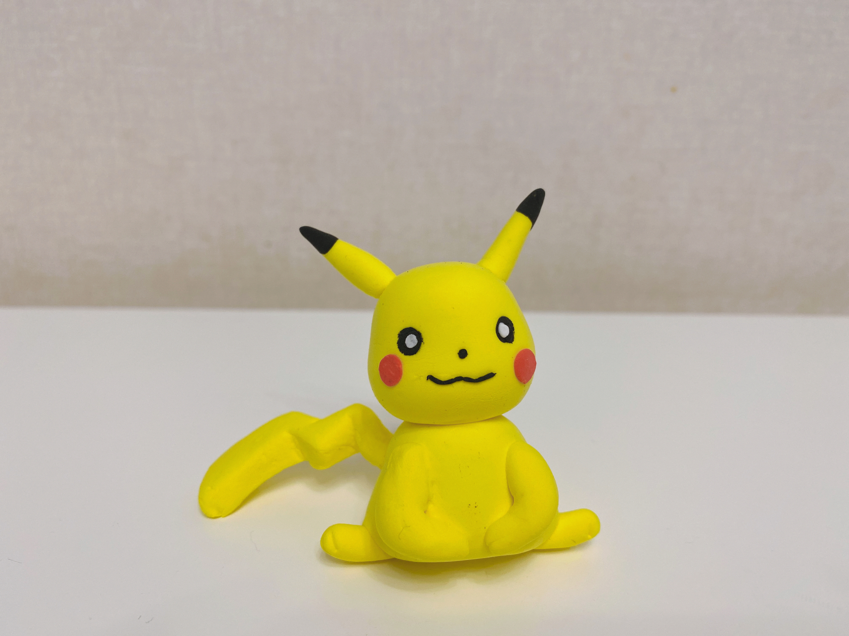 昨晚买的泥,已经开始造作啦[偷笑]女儿捏的皮卡丘,可爱吗?