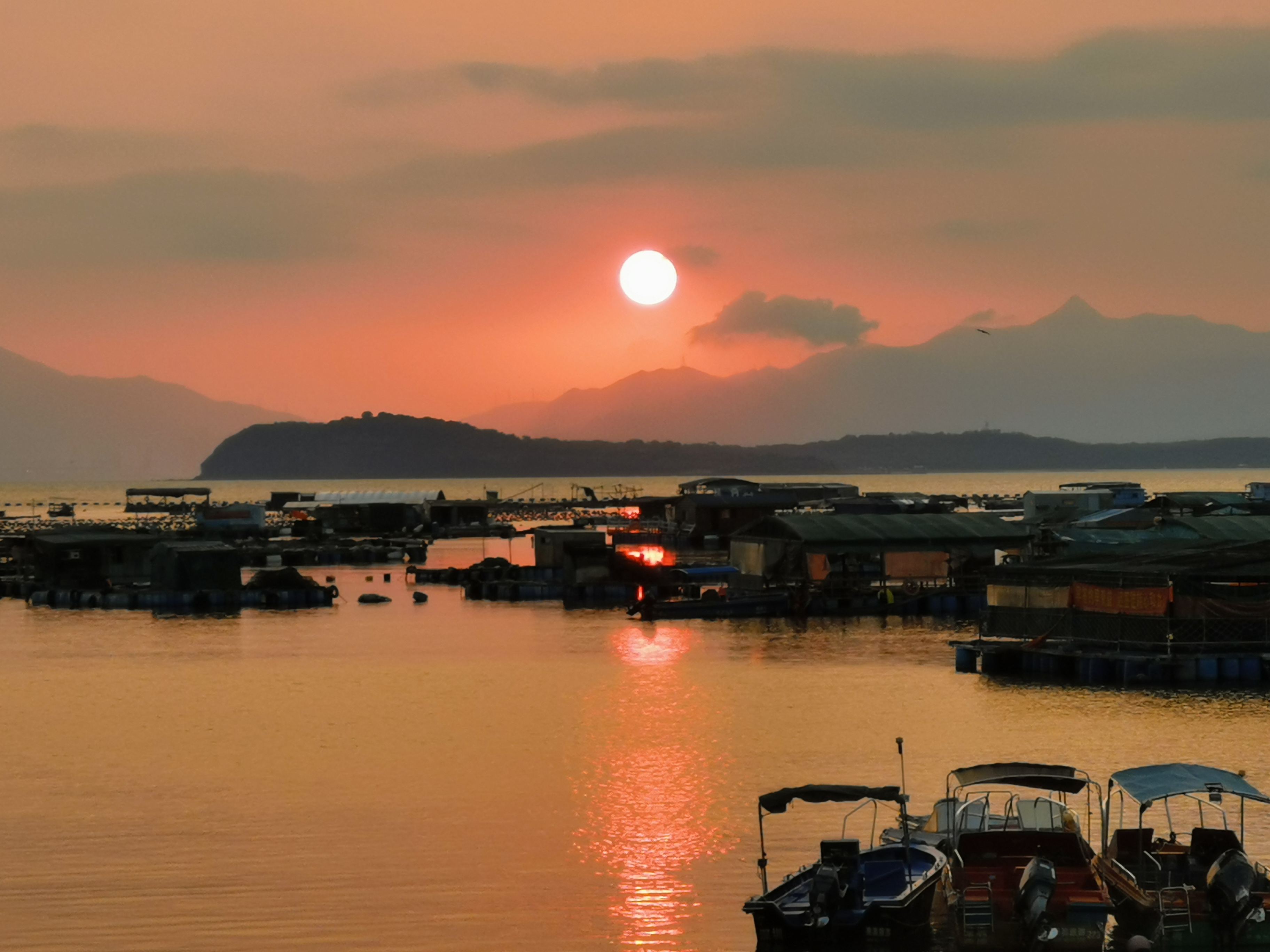 深圳海边,渔船,夕阳,恬静而优美!