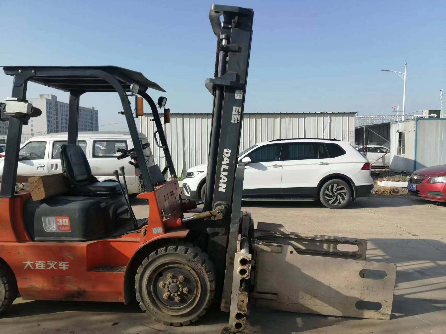 极品大连抱夹叉车转让:原漆原样 整车螺丝都没动过,升高4米,前后实心