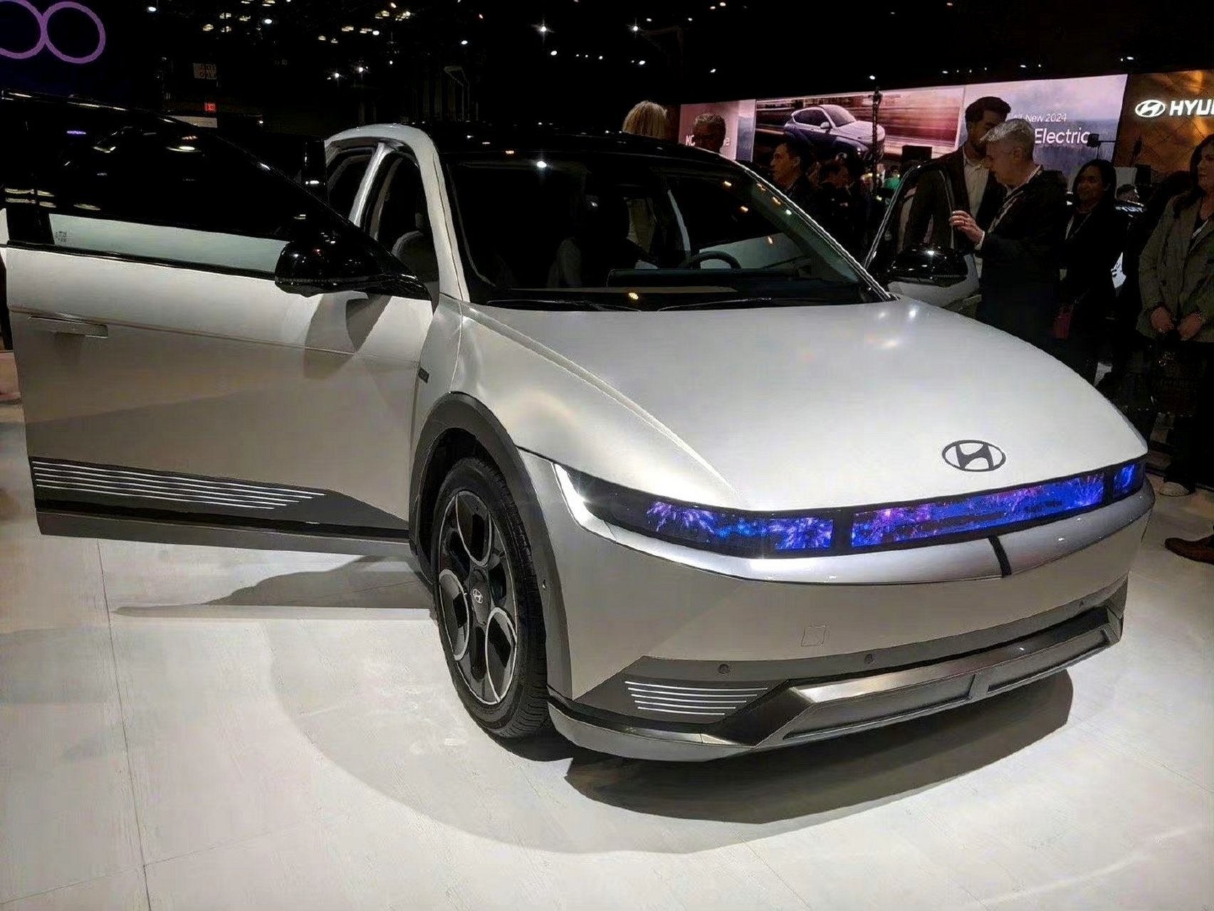 在2023纽约车展上,现代ioniq 5 disney100 platinum concept概念车