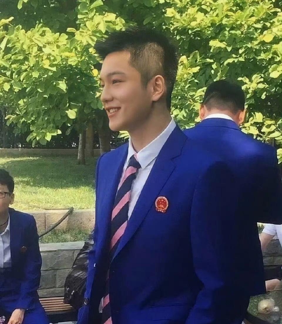 突然惊觉,樊振东瘦的时候,再配上西装革履的装扮,简直帅到让人窒息!