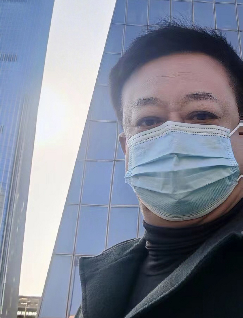 今日份的瓜# 朱军重返央视舞台,网友劝他对美女要避嫌.