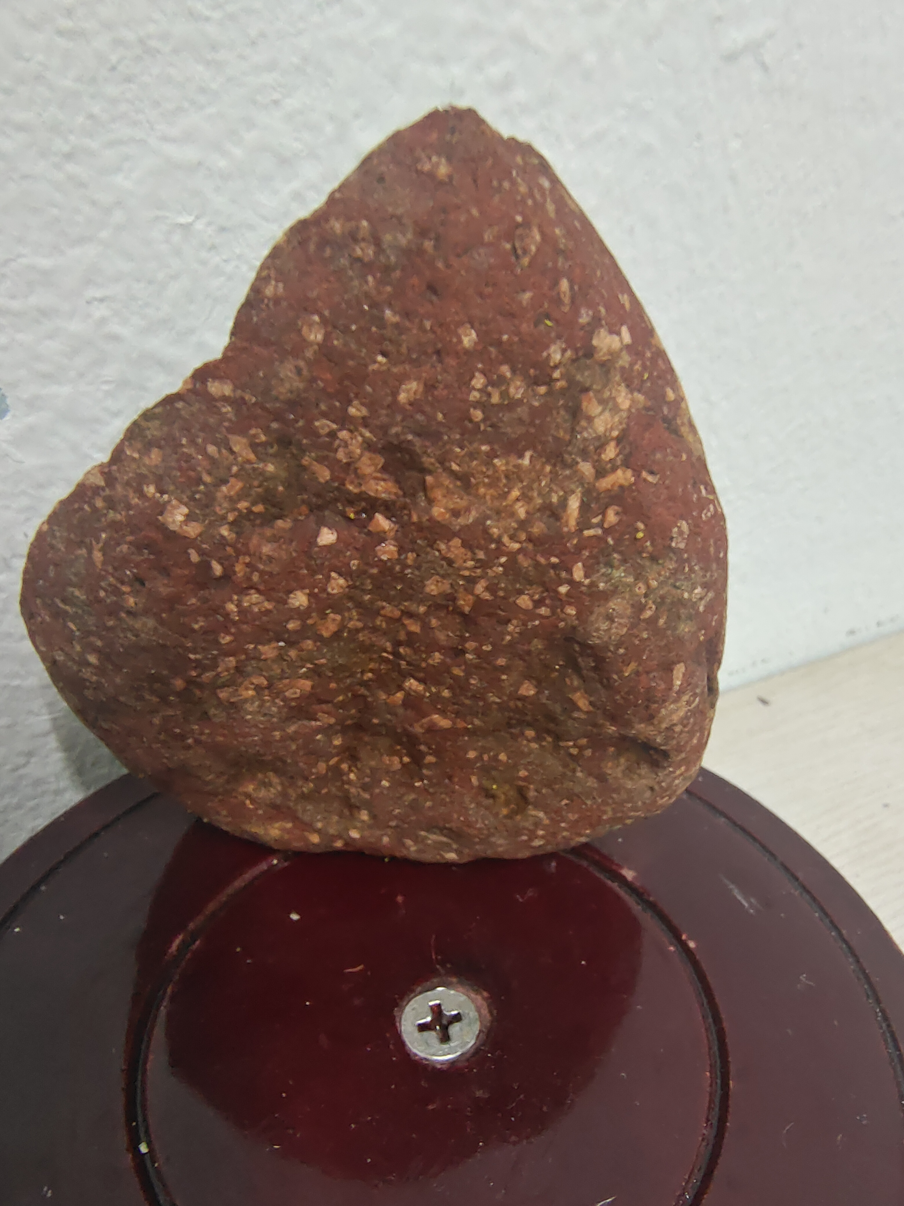 一颗极为罕见,听都没听过的别说难得一见了,绝世,红色火流星陨石主要