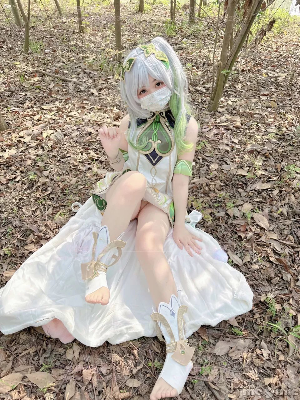 森林中的精灵,白绿搭配的cosplay,清新脱俗,宛如从二次元走出的角色.