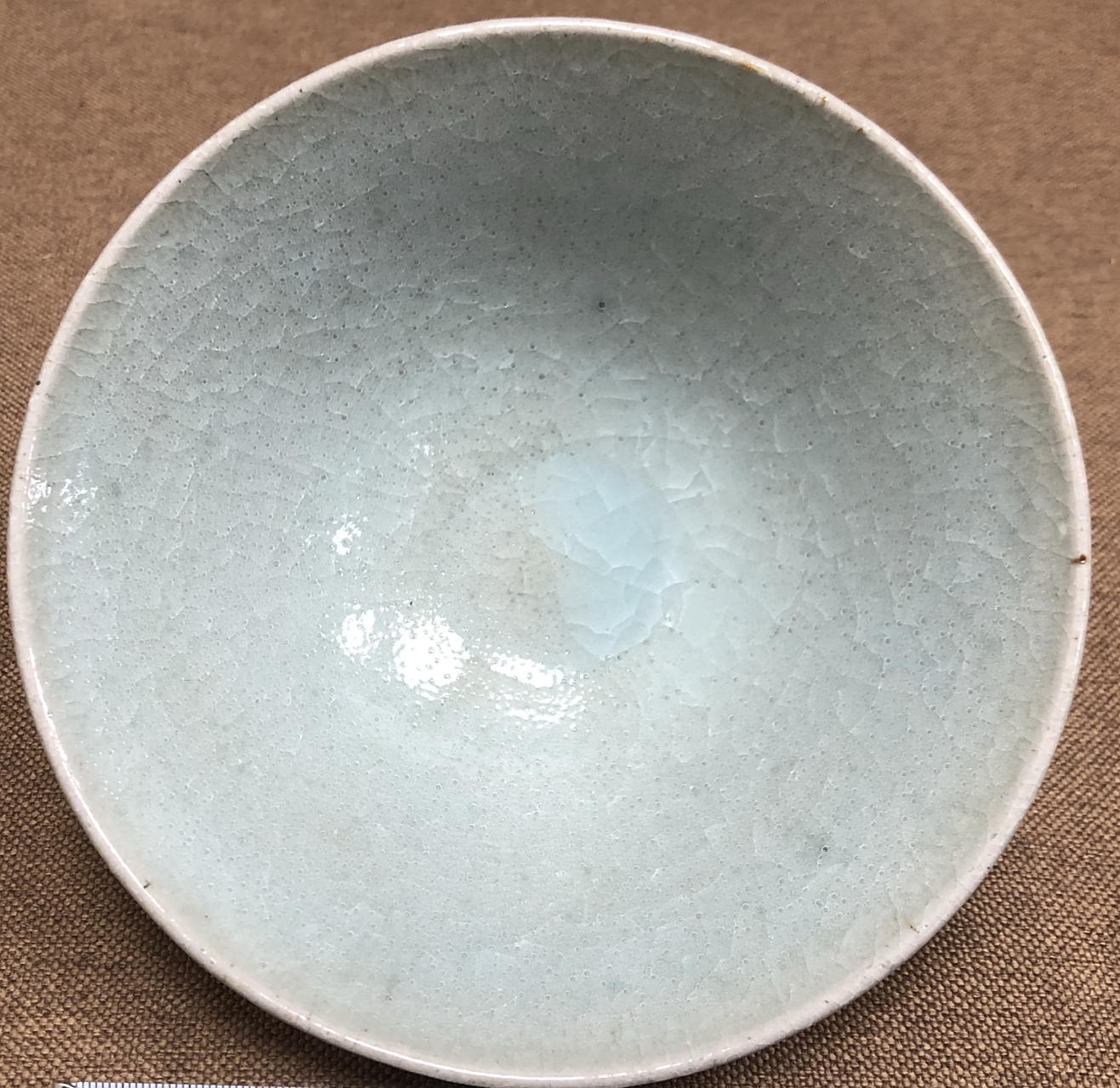 这只青白釉抹茶碗,单看正面图像,灿烂程度一点都不亚于台北故宫博物院