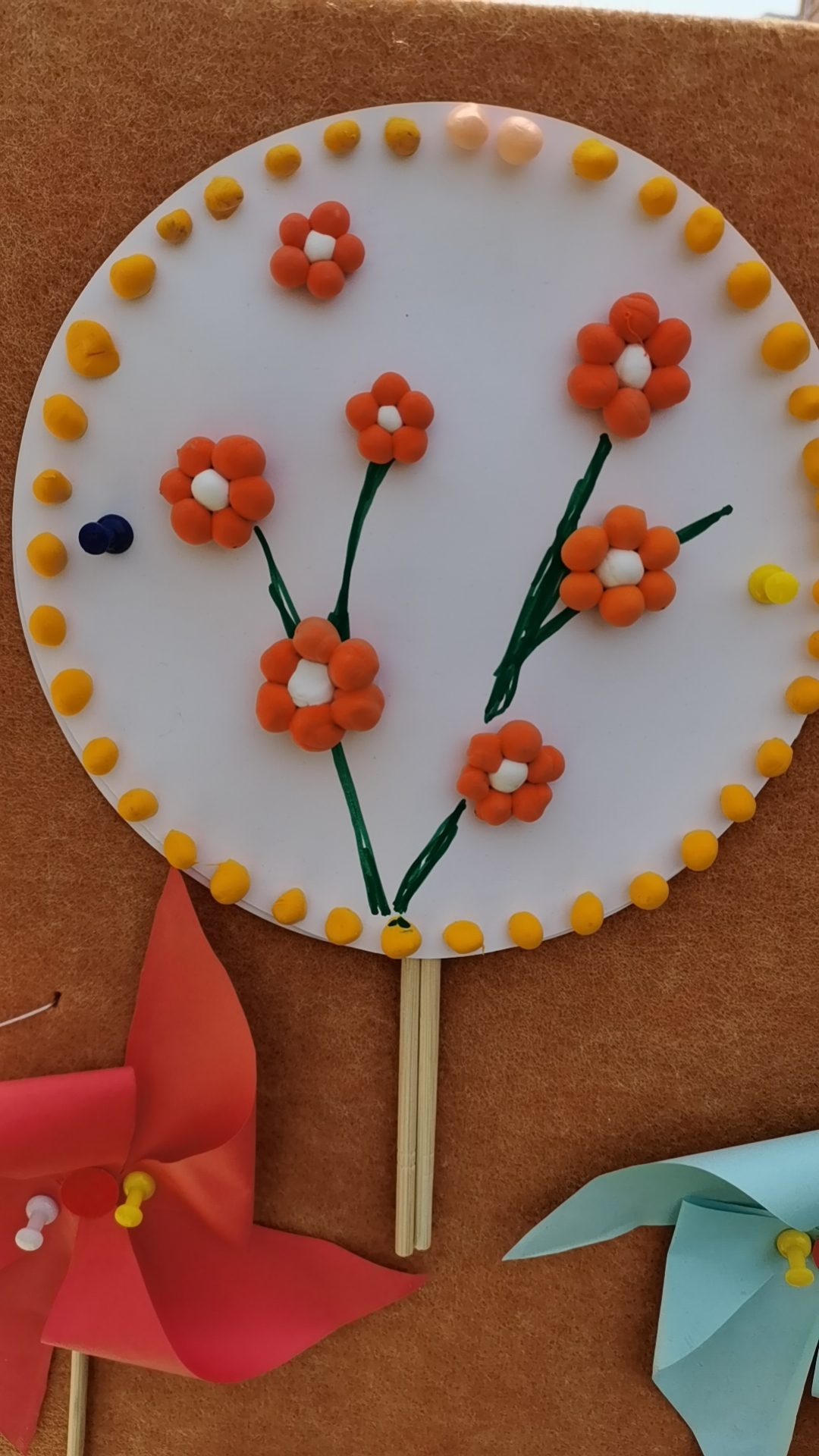 从窗子往外看,一栋楼里居然还有一两家开着灯,看来,熬夜是正常的