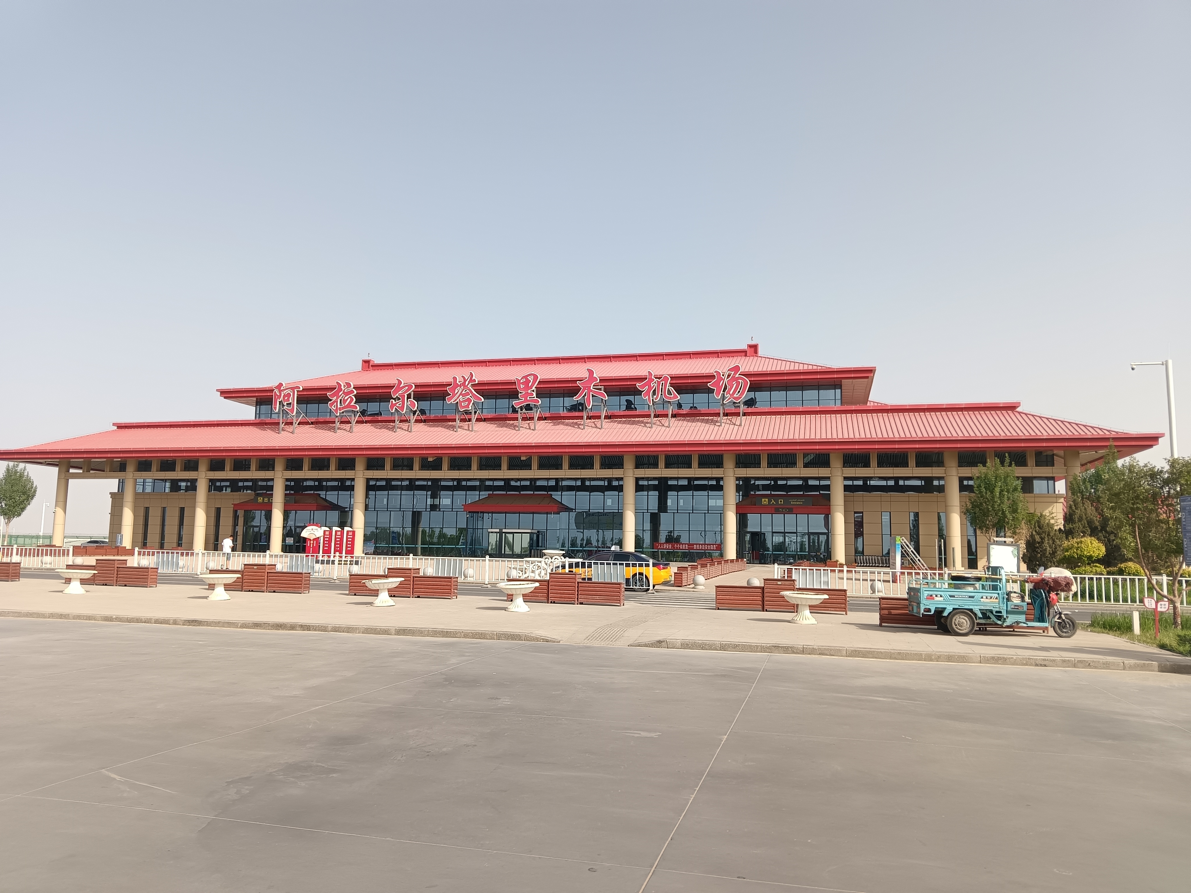 送走了领导,更加无聊,宿醉的感觉还没消散,六神无主