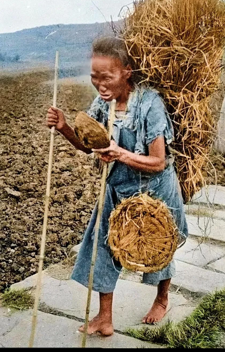 一,岁月的痕迹: 在1917年的四川,一张描绘逃荒老太的照片让人心生