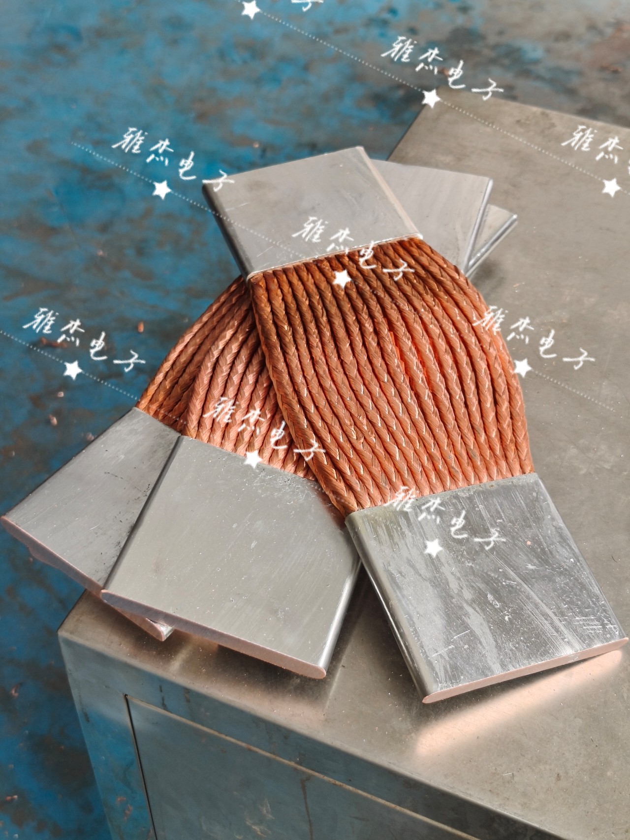 今天工作中用到了特软方形铜编织线软连接,感觉真是个神奇的小东西!