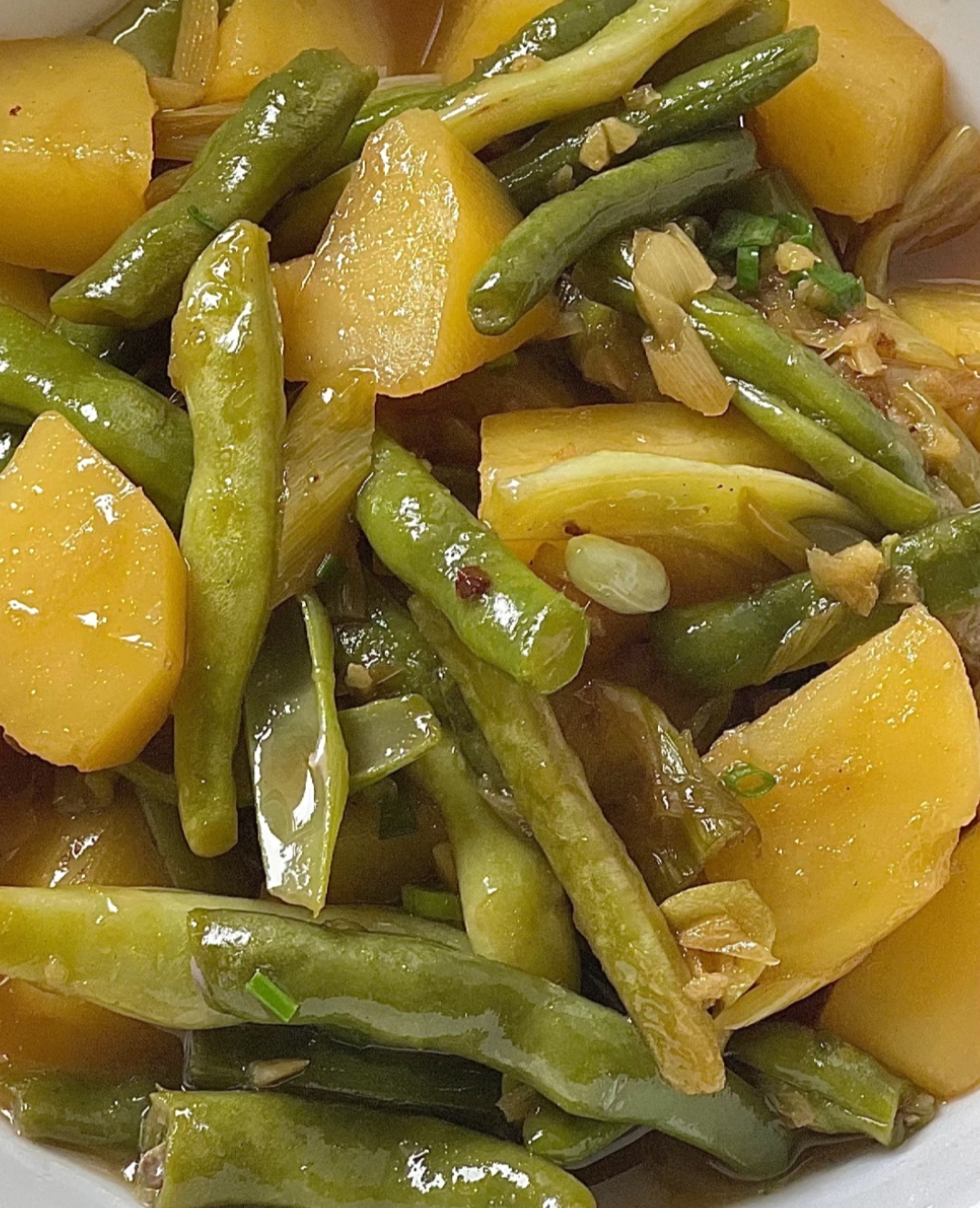 四季豆烧土豆 今天做了这个菜连吃三碗饭都不过瘾,虽然是个素菜,感觉