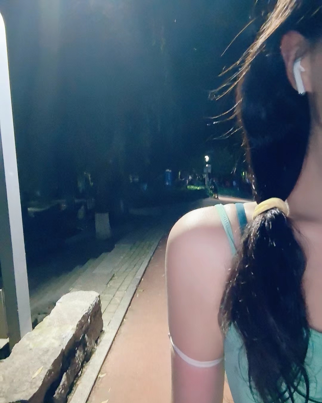 夜幕下的自拍照,清新脱俗,美得不可方物