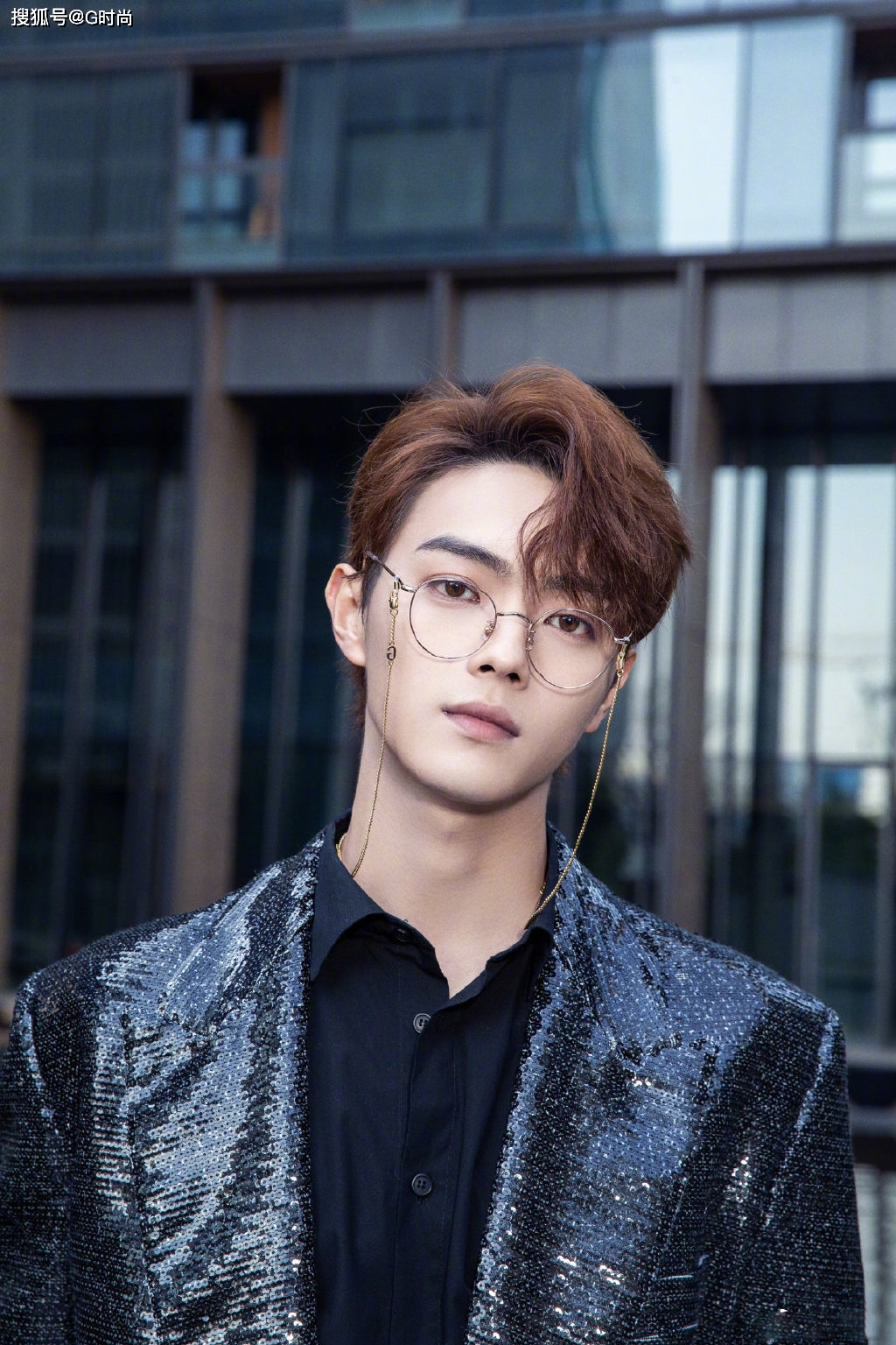 他穿着棕色衬衫和棕色军装,短发干净利落,眼神犀利,真是太酷了!