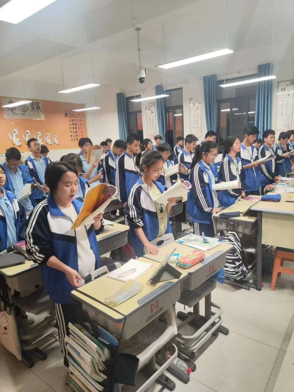 广南上海新纪元实验学校校园的清晨,天刚刚蒙蒙亮,我们的校园是灯火通