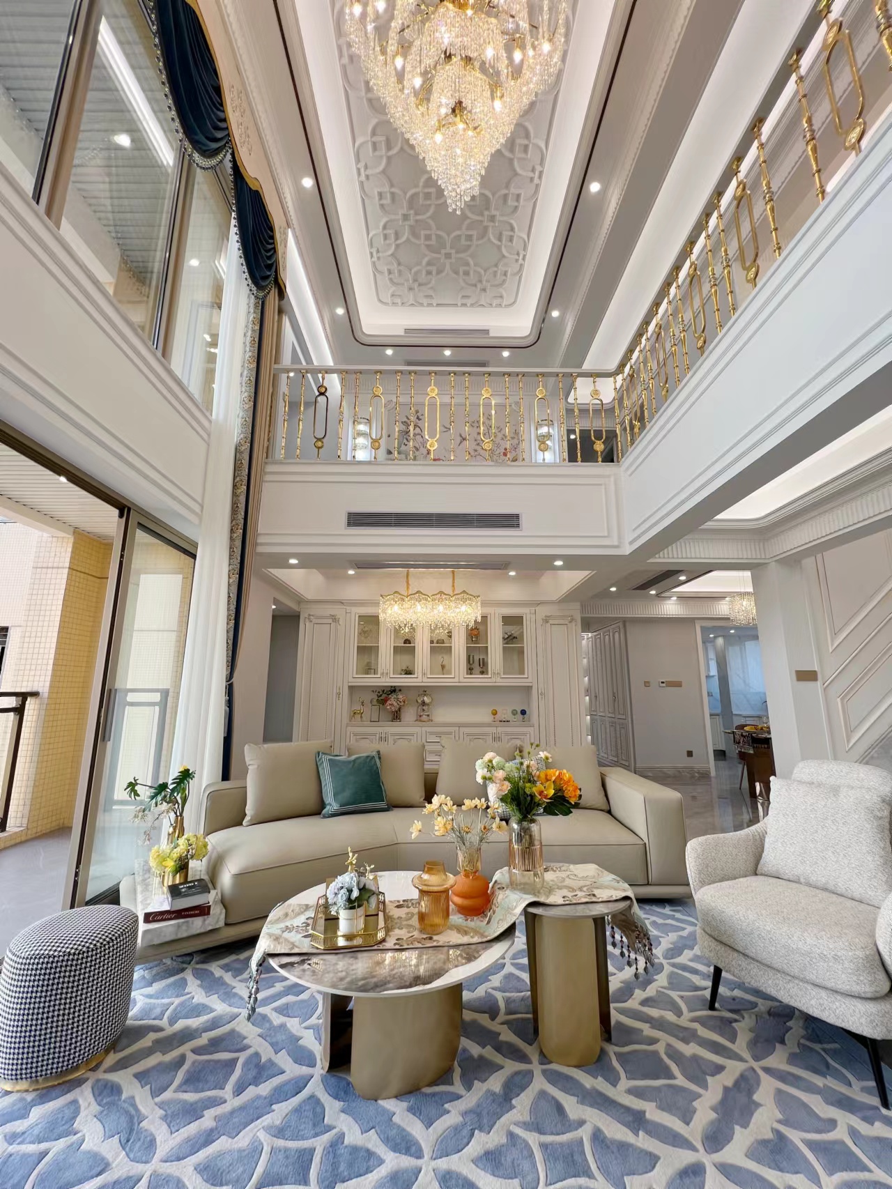 哇,这个客厅真的是太豪华了!