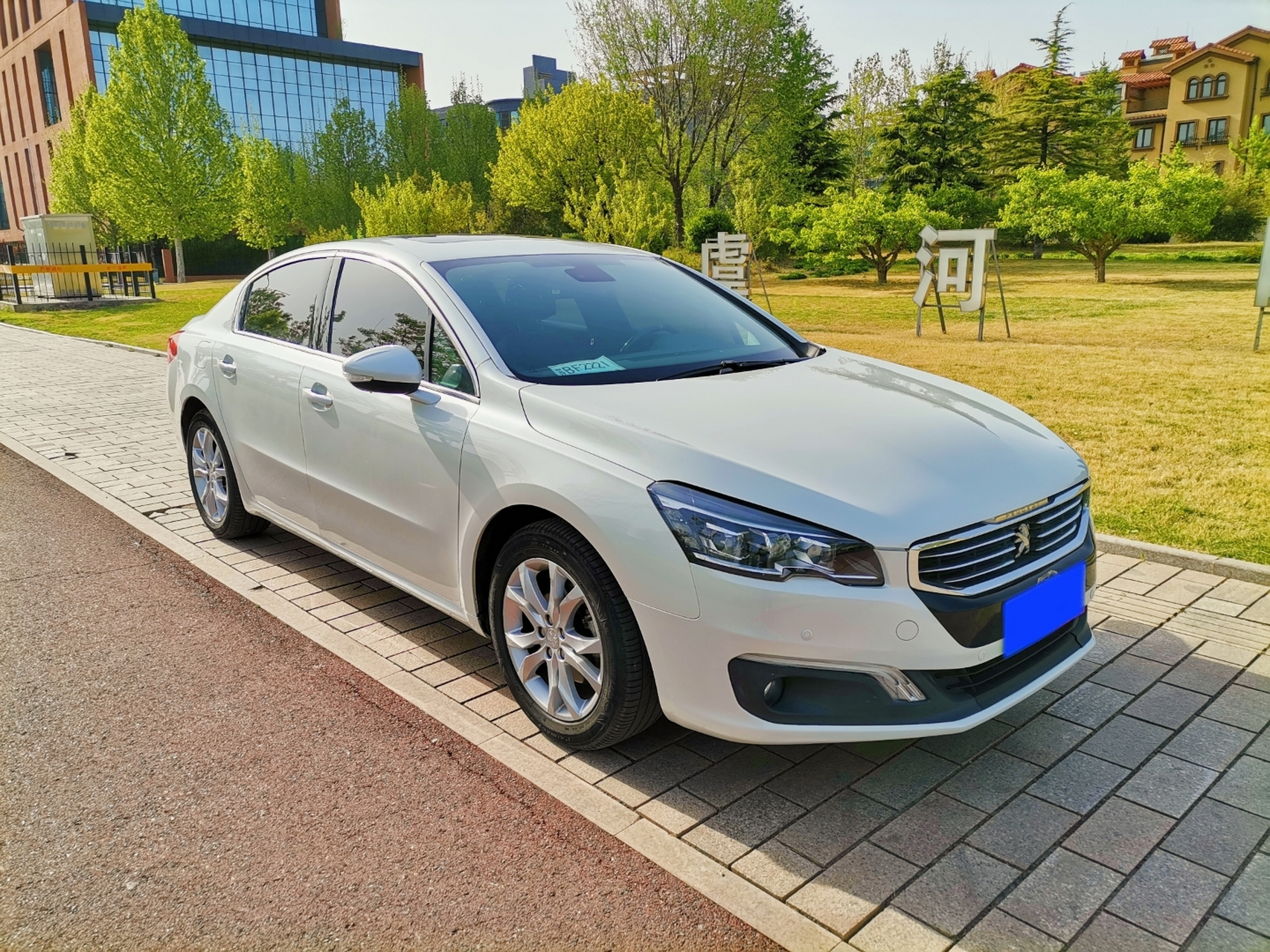 16年11月女士一手的标致508.