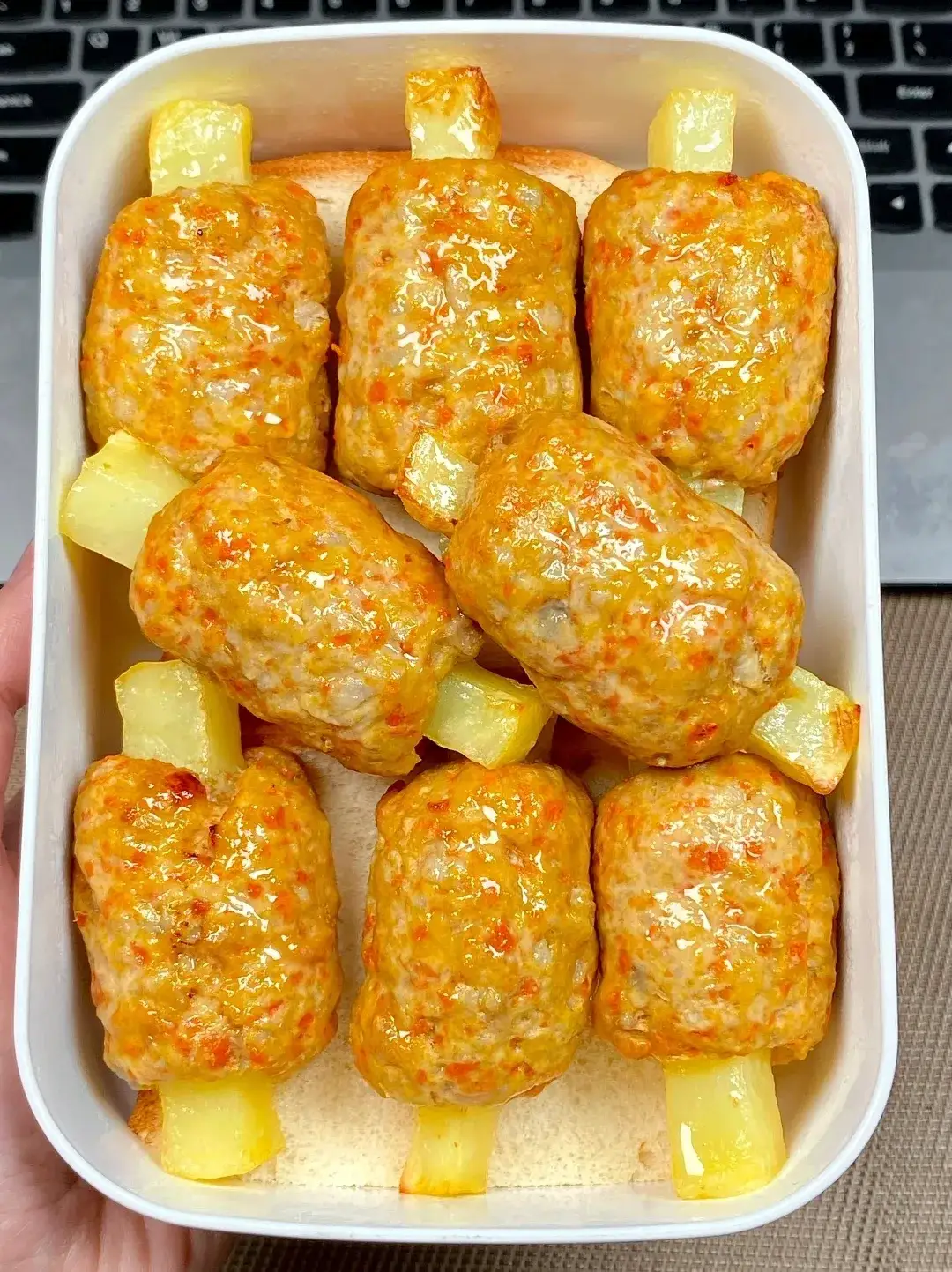 从翠绿欲滴的时蔬小炒,到鲜嫩多汁的清蒸鱼块,再