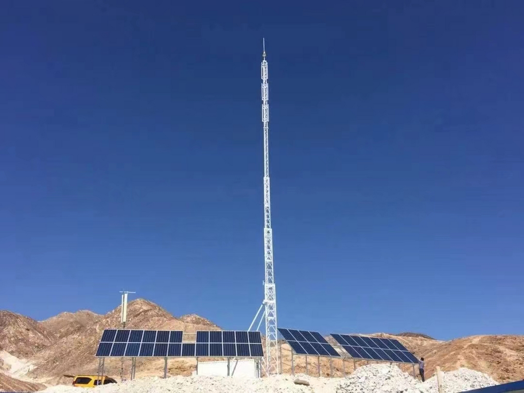 玉石山矿区基站铁塔-太阳能供电,14.4kw太阳能光伏离网发电系统.