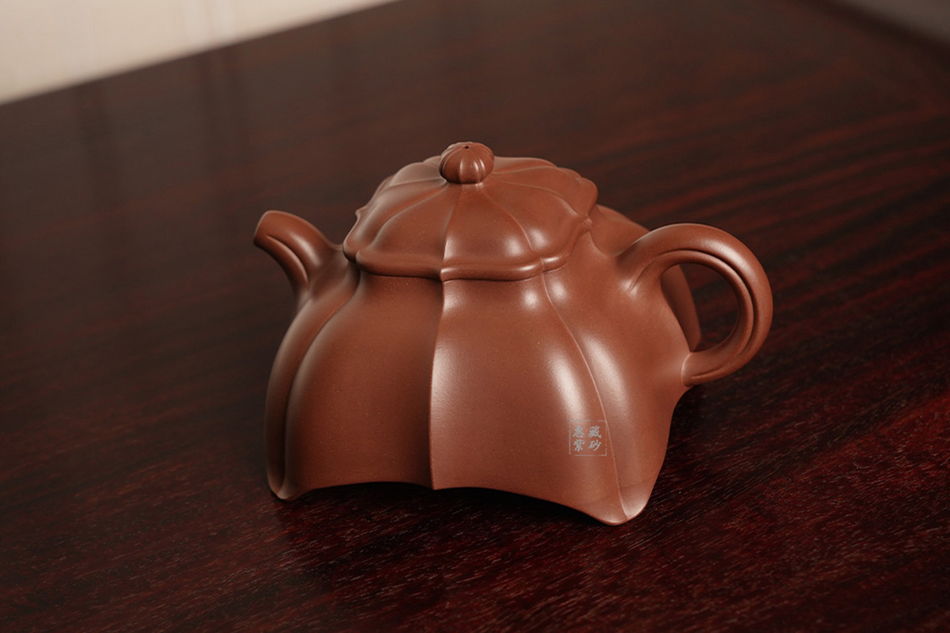 【玉菱壶】 作者:袁小强  男,1973年生于宜兴陶艺世家,中青辈优秀实力