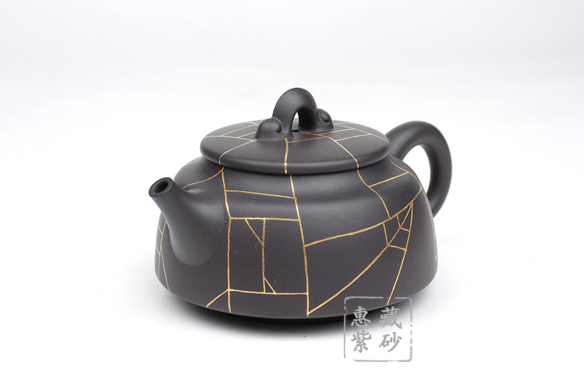 【冰纹圆韵】 作者:廖江玲   国家级高级工艺美术师 1957年生于宜兴