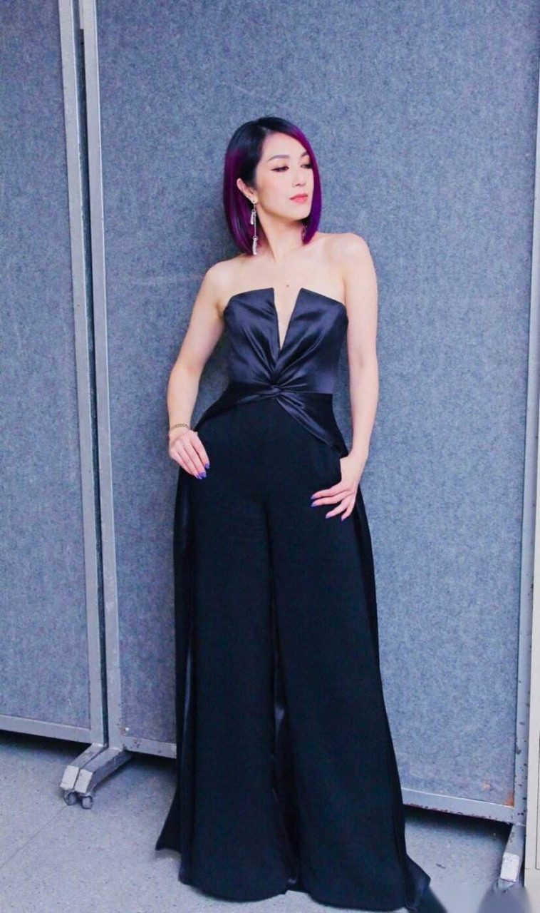 爸爸妈妈认为,女孩子学点艺术,才会显得优雅可爱,所