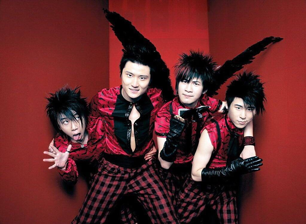 告别演唱会上,乐队成员使劲唱着《我们能不能不分手》,大张伟一边抹