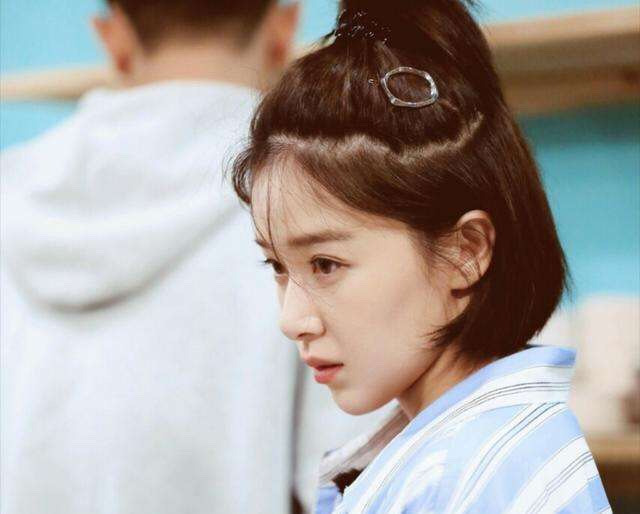 今日份八卦速递# 在阚清子小的时候,有一次不慎掉入水里,当时她的