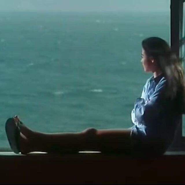 涓流计划# 在《喜剧之王》中,张柏芝饰演的柳飘飘,穿着男式衬衫坐在