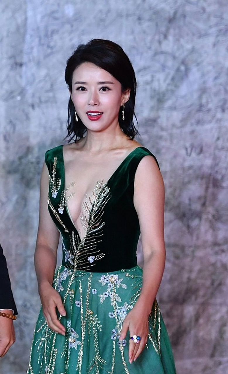 颜丹晨高颜值加好身材,穿上长裙大v领,参加长春电影节#时尚穿搭