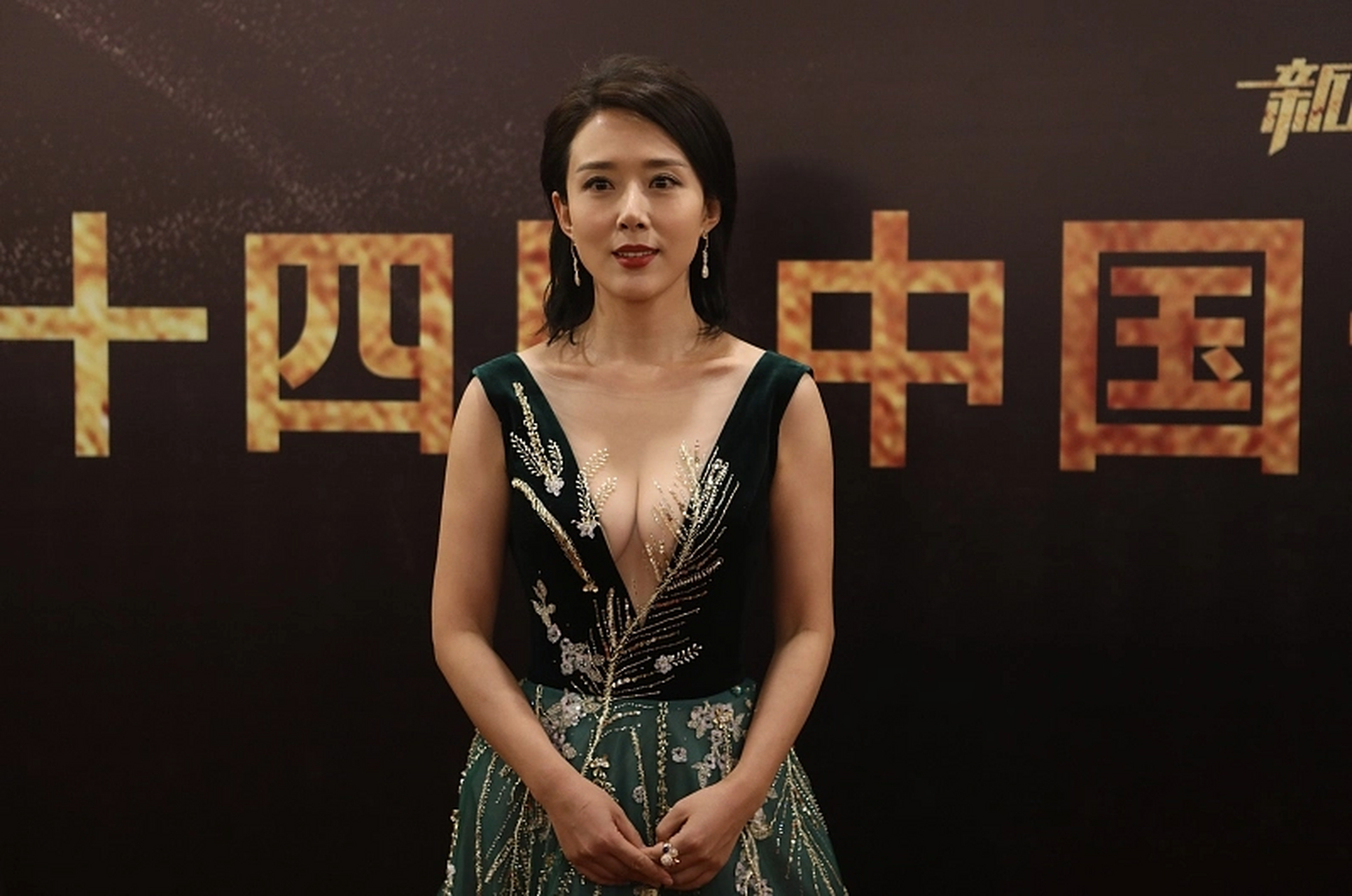 颜丹晨高颜值加好身材,穿上长裙大v领,参加长春电影节#时尚穿搭