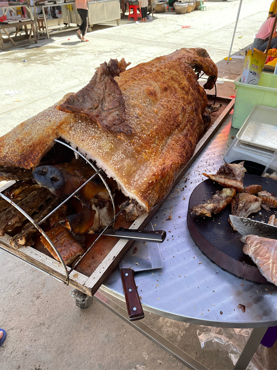 粤西地区特有的烤全猪,整只烘烤,色泽金黄,皮脆肉香,是独具特色的大席
