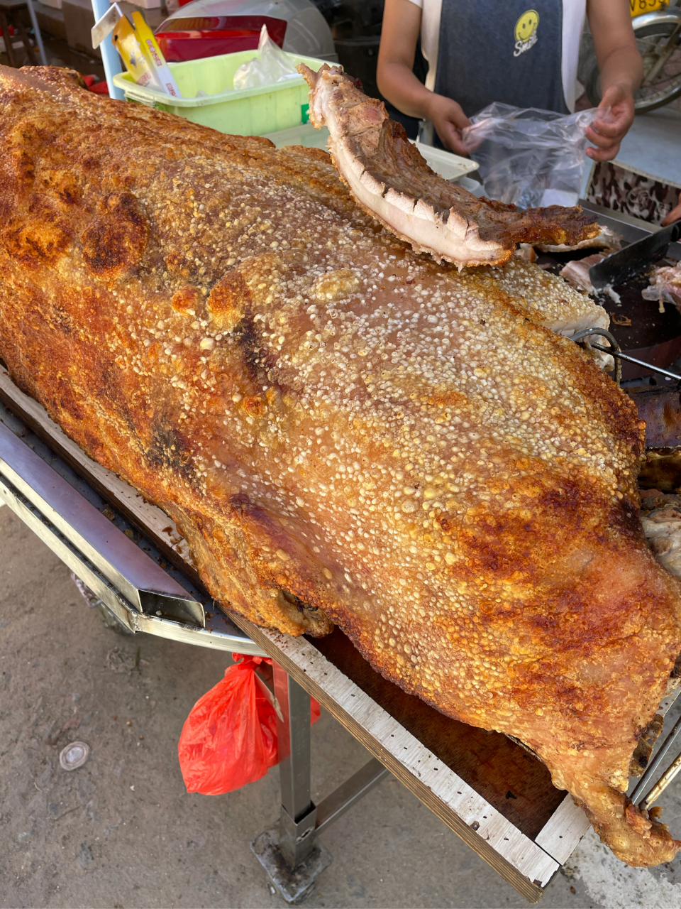 粤西地区特有的烤全猪,整只烘烤,色泽金黄,皮脆肉香,是独具特色的大席
